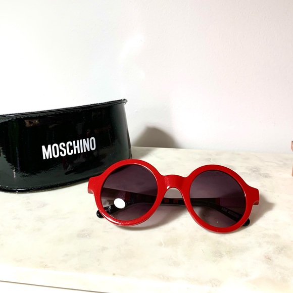 *SOLD* Moschino Love round sunglasses with case - Picture 6 of 6